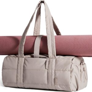 BAGSMART Reiki Gym Bag for Women, Yoga Mat Duffle Bag with Wet & Dry Pocket, Quilted Sports Bag for Weekend/Swimming, Sand Brown