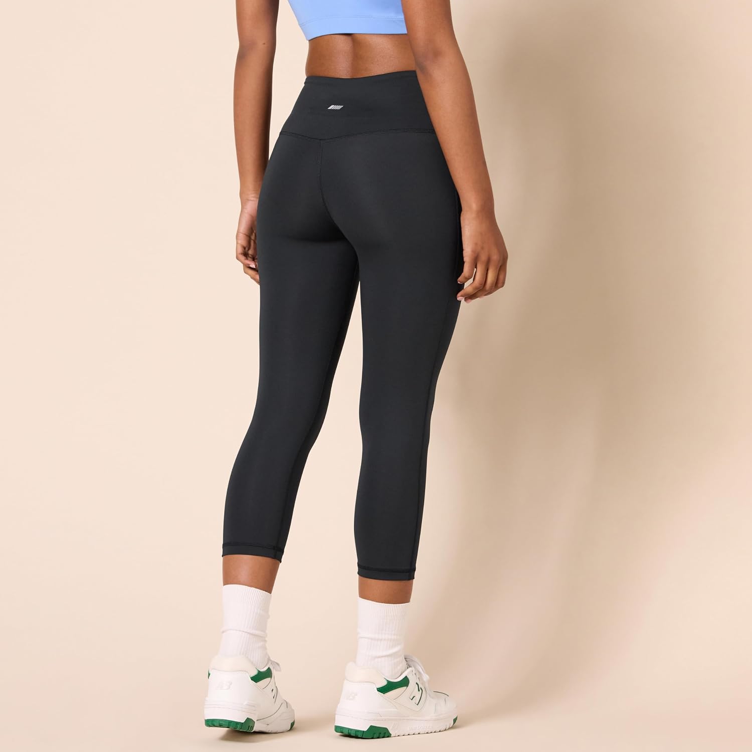 Amazon Essentials Women's Exercise Workout Leggings, Active Sculpt, Mid-Rise Capri with Pockets - Image 2